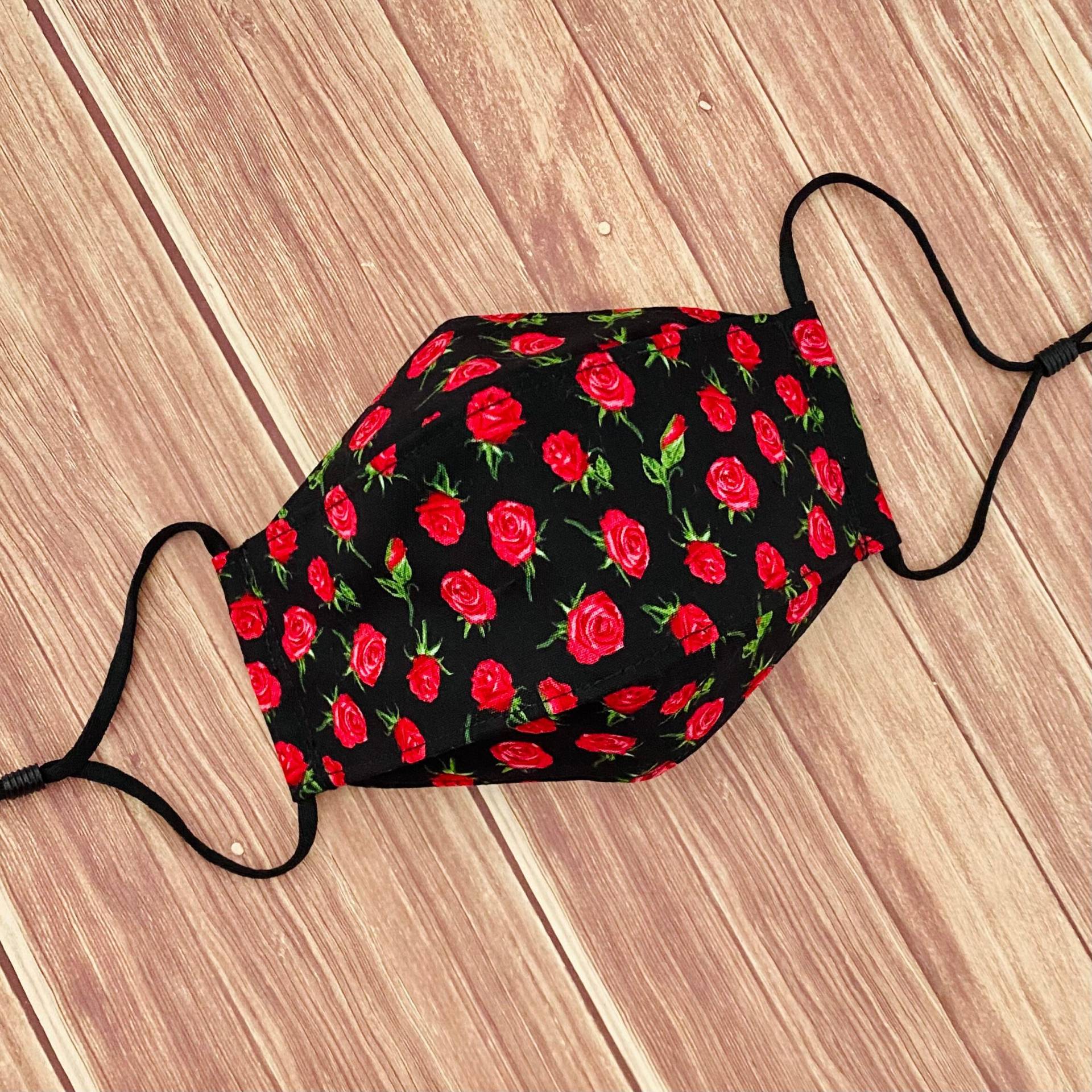 Mini Rote Rosen Blumen Print 3 D-Gesichtsmaske Aus Baumwolle Mini Rote Rosen Blumen Print 3 D-Gesichtsmaske Aus Baumwolle von Floralandleaves