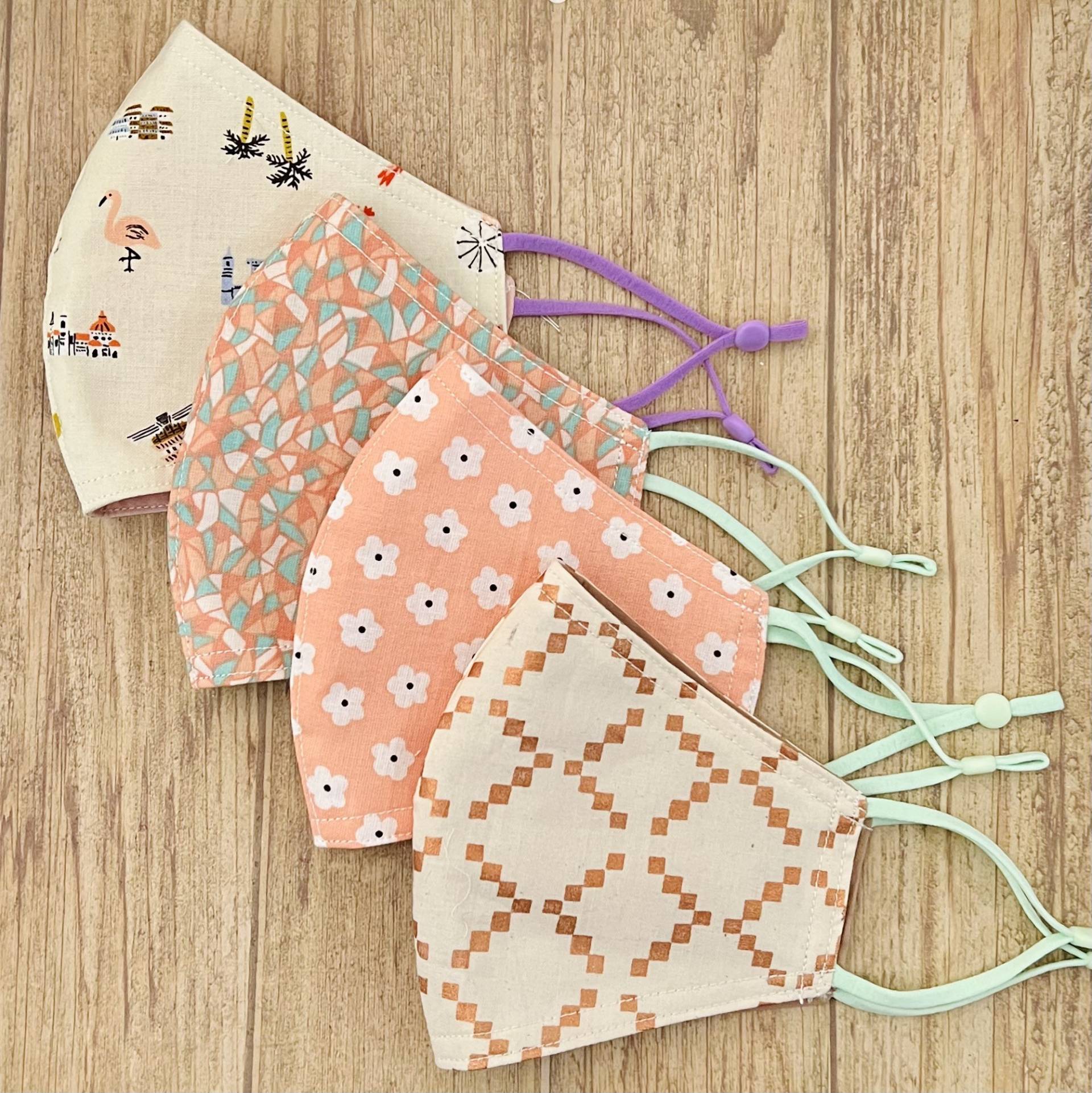 Pfirsiche Und Creme Set Entdecker, Pfirsich/Mint Geo, Pfirsichblume, Kupfer Quadrat Baumwollgesichtsmaske | Reversibel Pfirsiche Und Creme Set Entdecker, Pfirsich/Mint Geo, Pfirsichblume, Kupfer Quadrat Baumwollgesichtsmaske | Reversibel von Floralandleaves