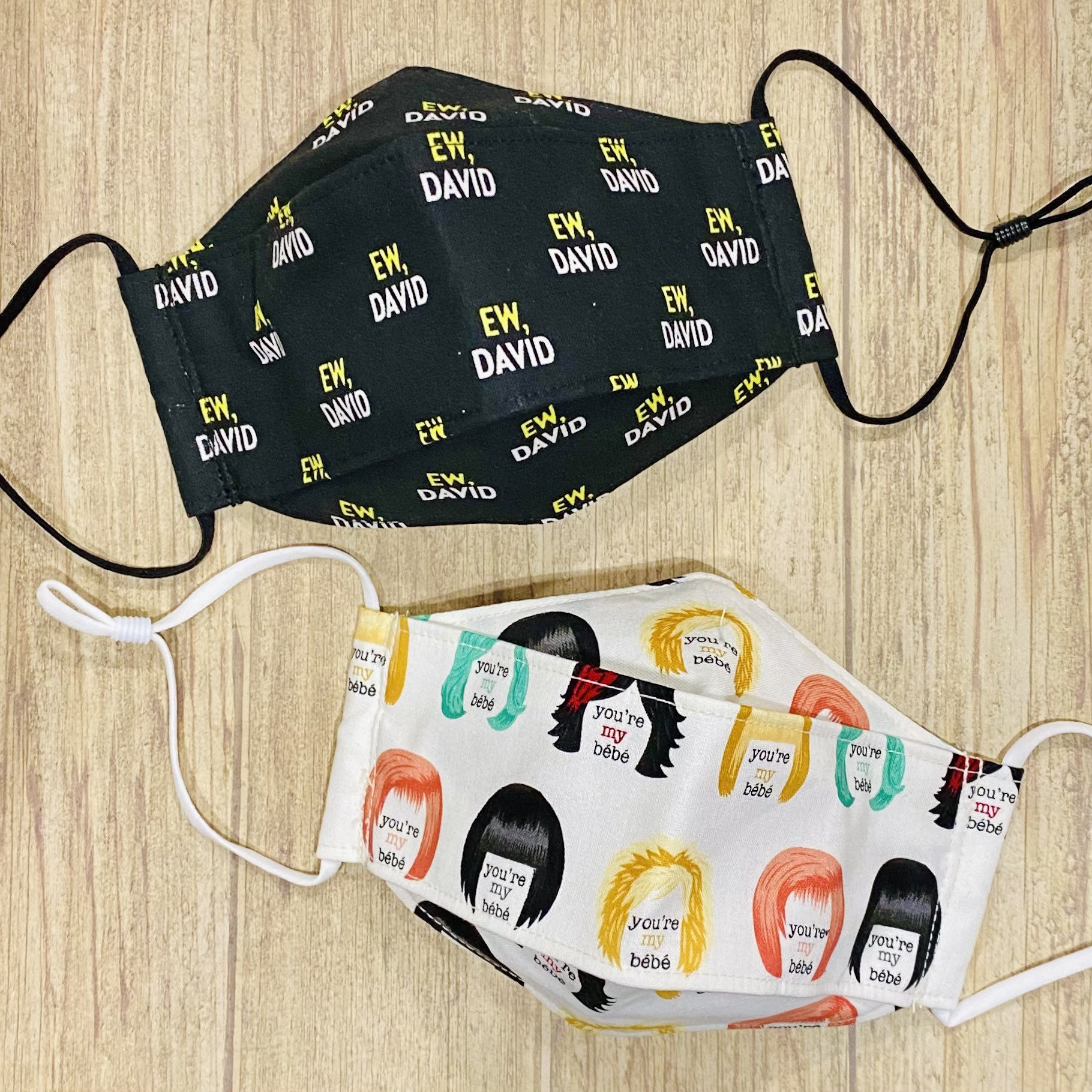 Schitt Creek Print in Schwarz | "Ew, David Oder Weiß | Moira Perücken "You're My Bebé Druck Baumwolle 3-D Gesichtsmaske Schitt Creek Print in Schwarz | "Ew, David Oder Weiß | Moira Perücken "You're My Bebé Druck Baumwolle 3-D Gesichtsmaske von Floralandleaves
