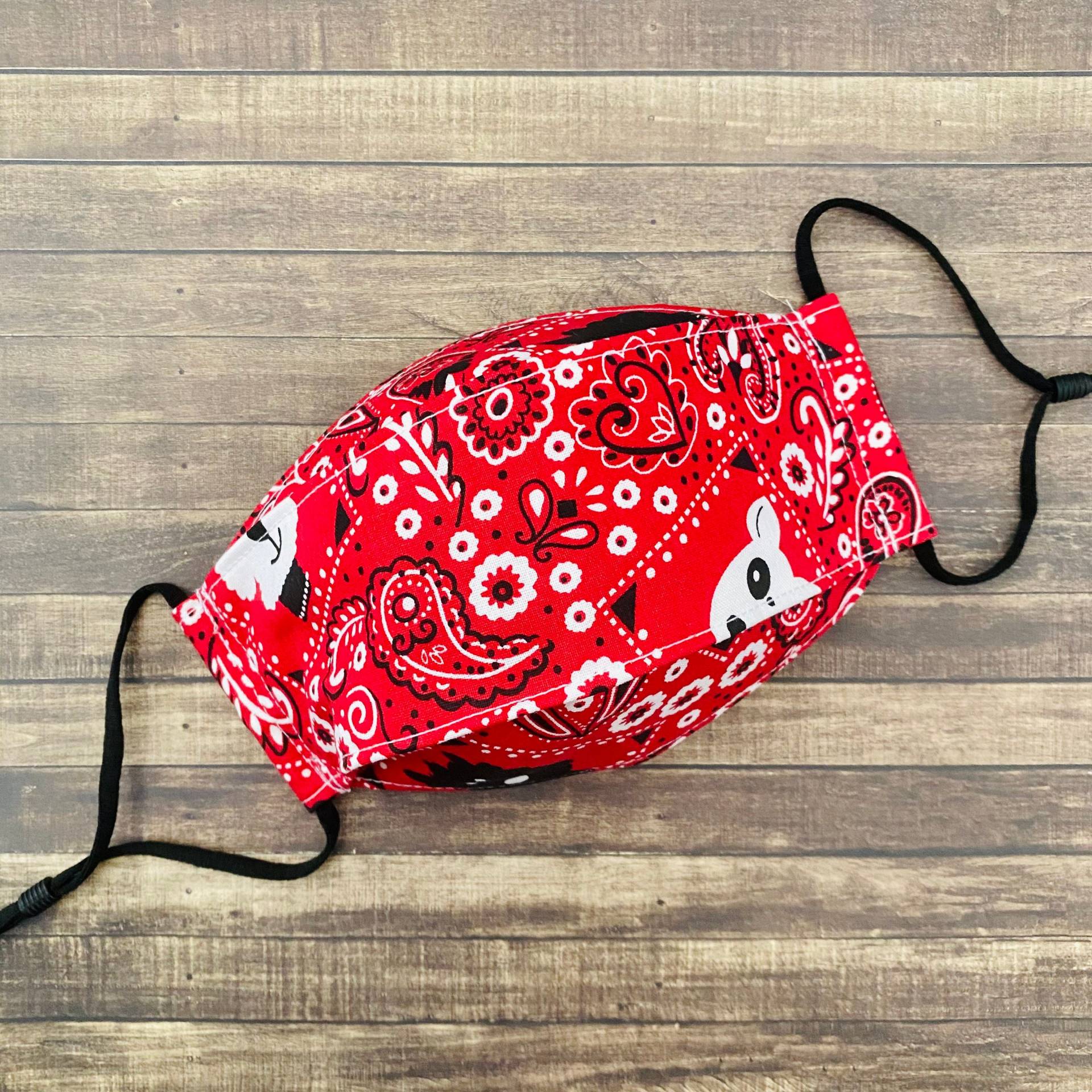 Southwest Red Paisley Welpe Hund Bandana Print Baumwolle 3-D Gesichtsmaske Southwest Red Paisley Welpe Hund Bandana Print Baumwolle 3-D Gesichtsmaske von Floralandleaves
