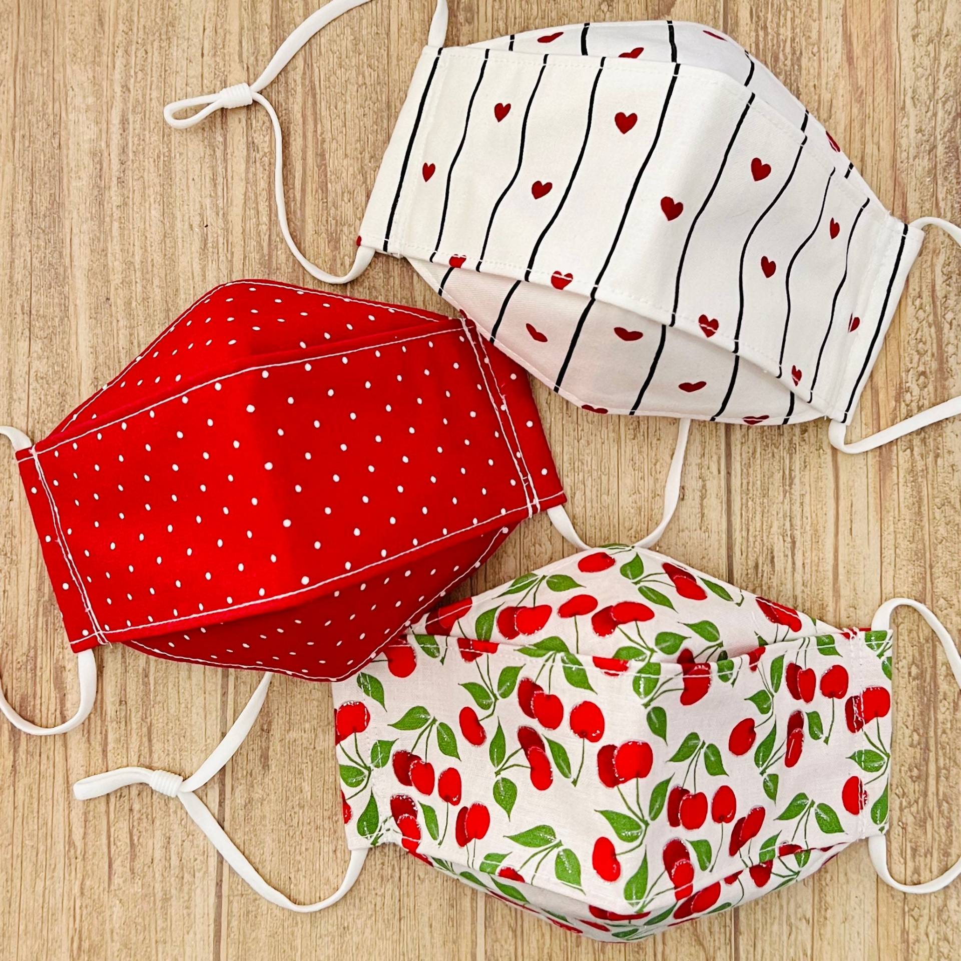 Special Valentines Day Set Herzen Kirschen Und Polka Dots Print Baumwolle 3-D Gesichtsmaske Special Valentines Day Set Herzen Kirschen Und Polka Dots Print Baumwolle 3-D Gesichtsmaske von Floralandleaves