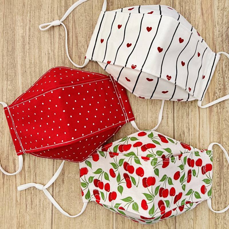 Special Valentines Day Set Herzen Kirschen Und Polka Dots Print Baumwolle 3-D Gesichtsmaske von Floralandleaves