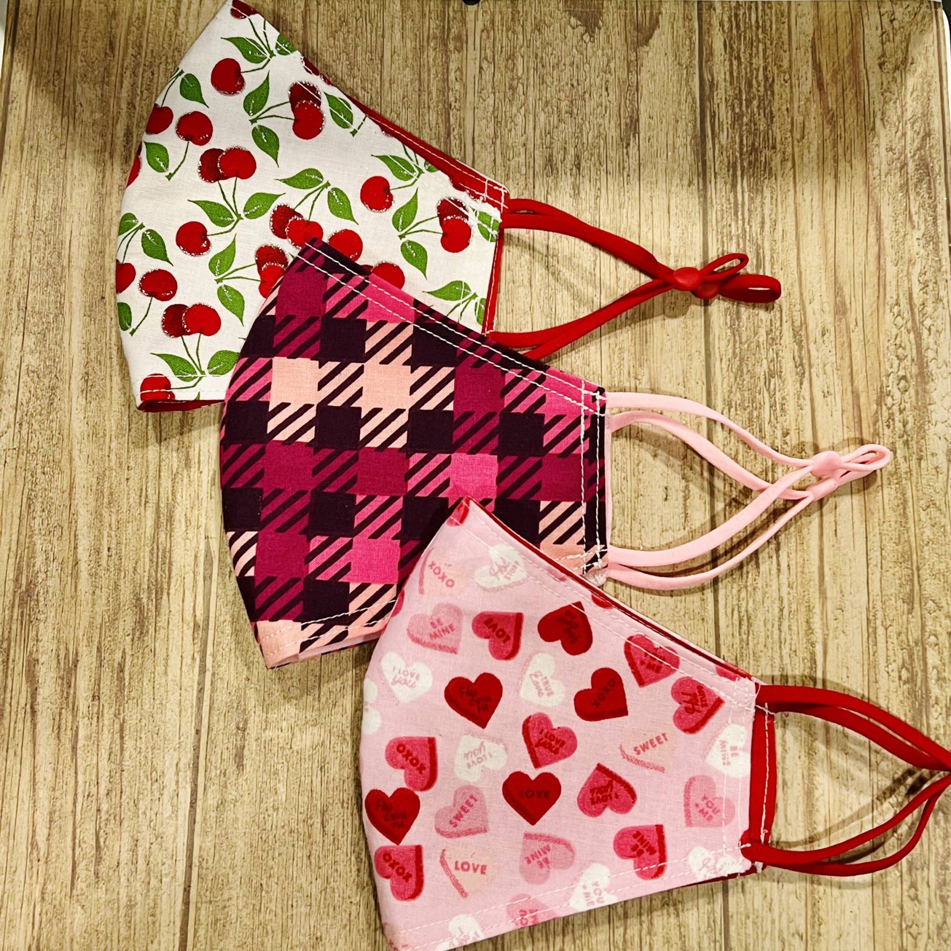 Special Valentines Day Set Kirschen, Houndstooth Und Sweethearts Baumwolle Gesichtsmaske | Wende - Verstellbare Träger Special Valentines Day Set Kirschen, Houndstooth Und Sweethearts Baumwolle Gesichtsmaske | Wende - Verstellbare Träger von Floralandleaves