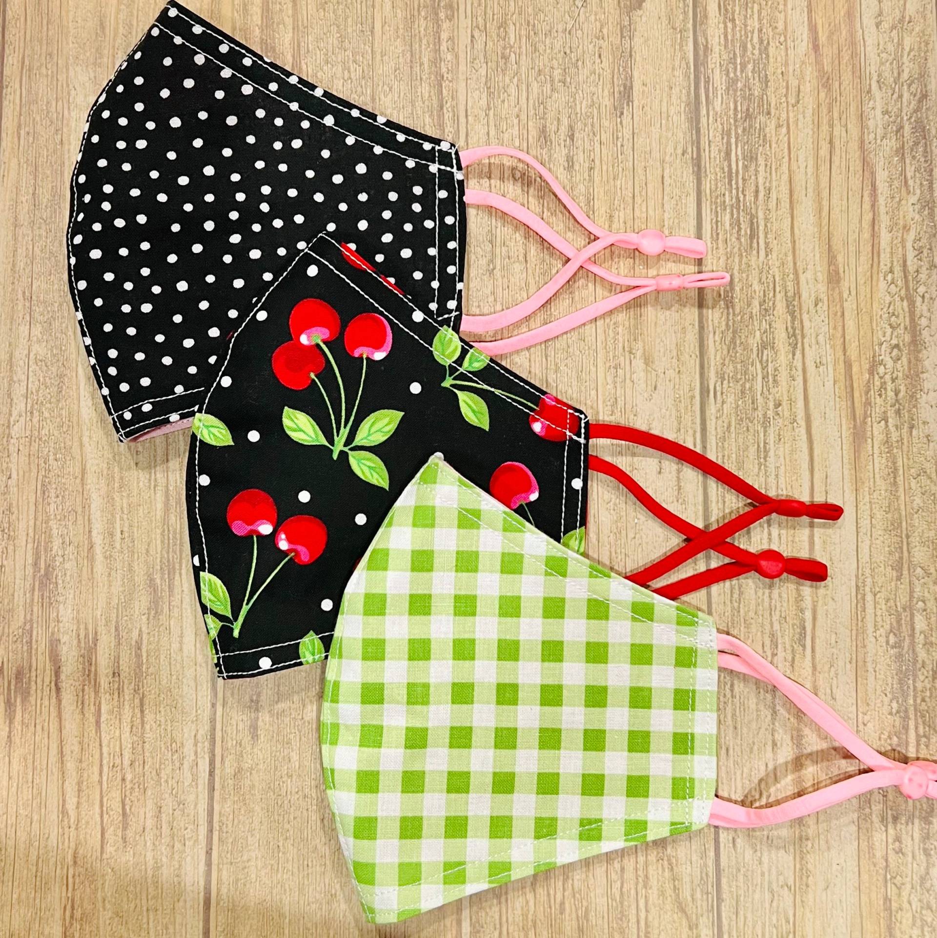 Special Valentines Day Set Punkte Kirschen Und Gingham Baumwolle Gesichtsmaske | Wende - Verstellbare Träger Special Valentines Day Set Punkte Kirschen Und Gingham Baumwolle Gesichtsmaske | Wende - Verstellbare Träger von Floralandleaves