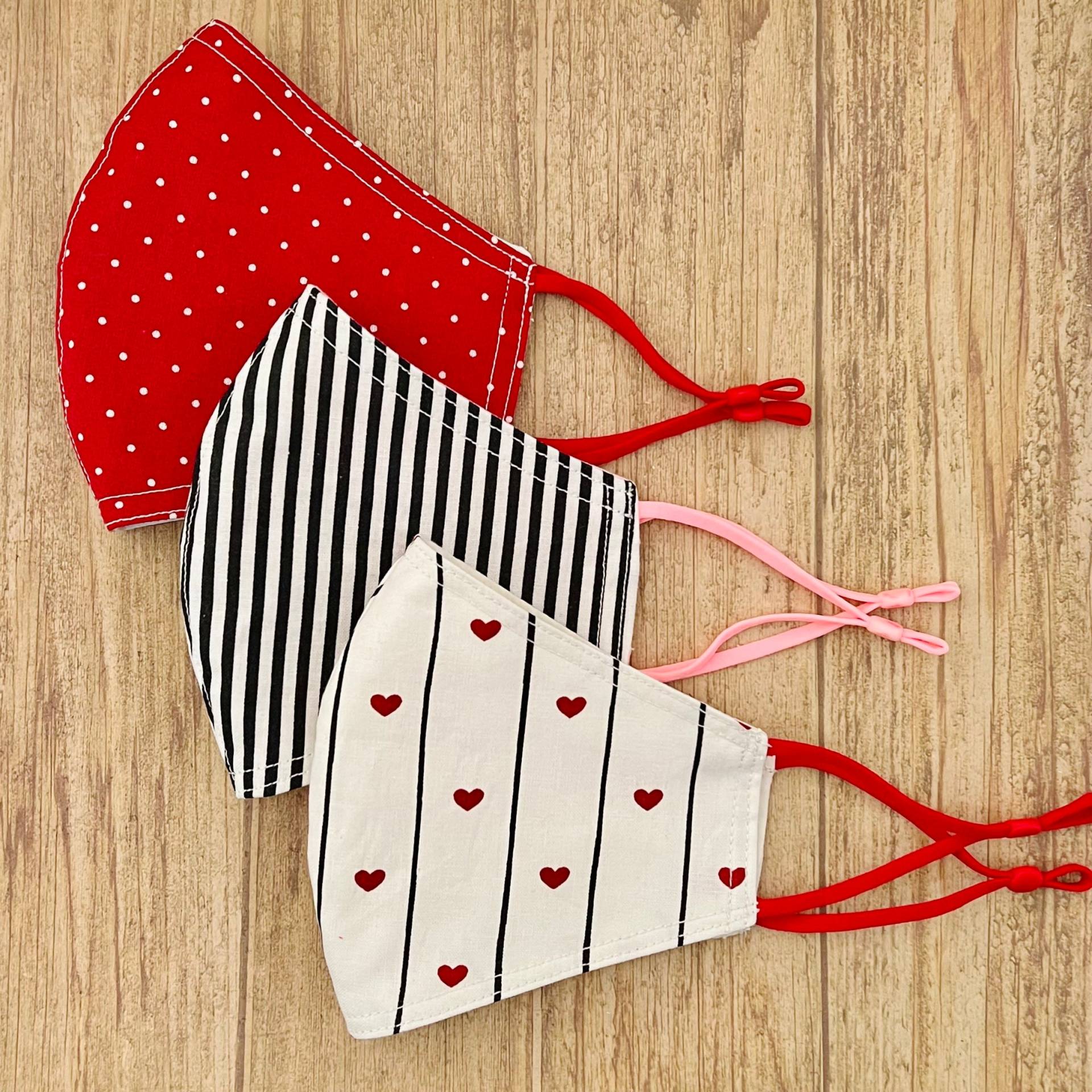 Special Valentines Day Set Streifen, Herzstreifen Und Polka Dots Baumwolle Gesichtsmaske | Wende - Verstellbare Träger von Floralandleaves