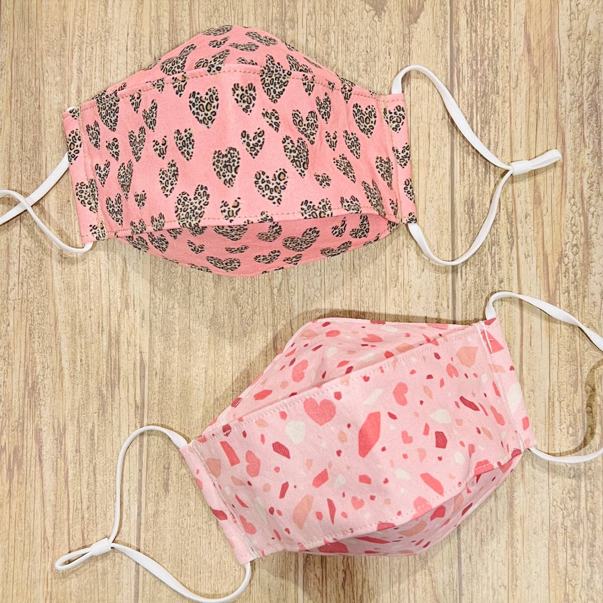 Valentinstag Rosa Gepard Herzen Und Herz Terrazzo Print Baumwolle 3-D Gesichtsmaske Valentinstag Rosa Gepard Herzen Und Herz Terrazzo Print Baumwolle 3-D Gesichtsmaske von Floralandleaves
