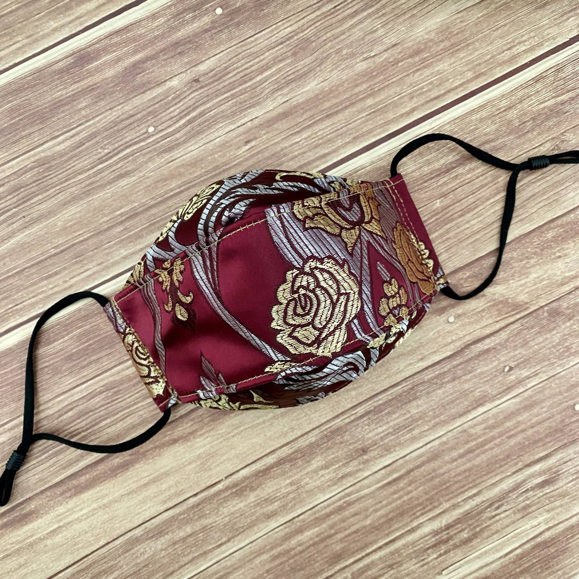 Weinfleck/ Dunkelrot Gold Print Satin Und Baumwolle 3-D Gesichtsmaske Weinfleck/ Dunkelrot Gold Print Satin Und Baumwolle 3-D Gesichtsmaske von Floralandleaves
