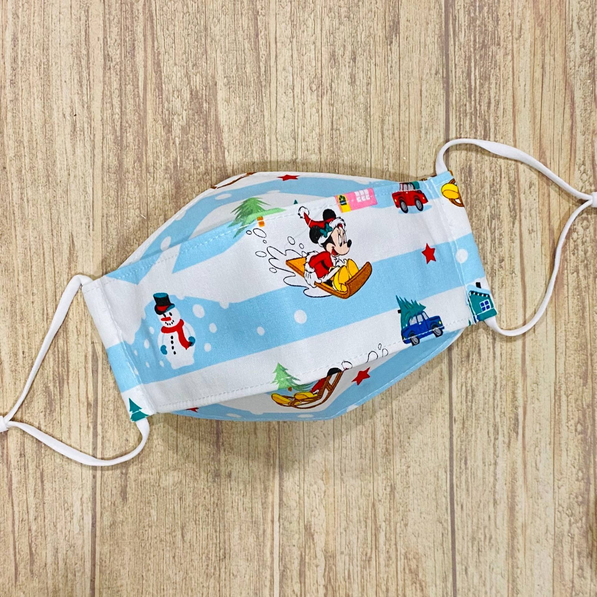 Winter Fun Christmas Holiday "Mickie & Snowman Sledding" Print Baumwolle 3-D Gesichtsmaske Winter Fun Christmas Holiday "Mickie & Snowman Sledding" Print Baumwolle 3-D Gesichtsmaske von Floralandleaves