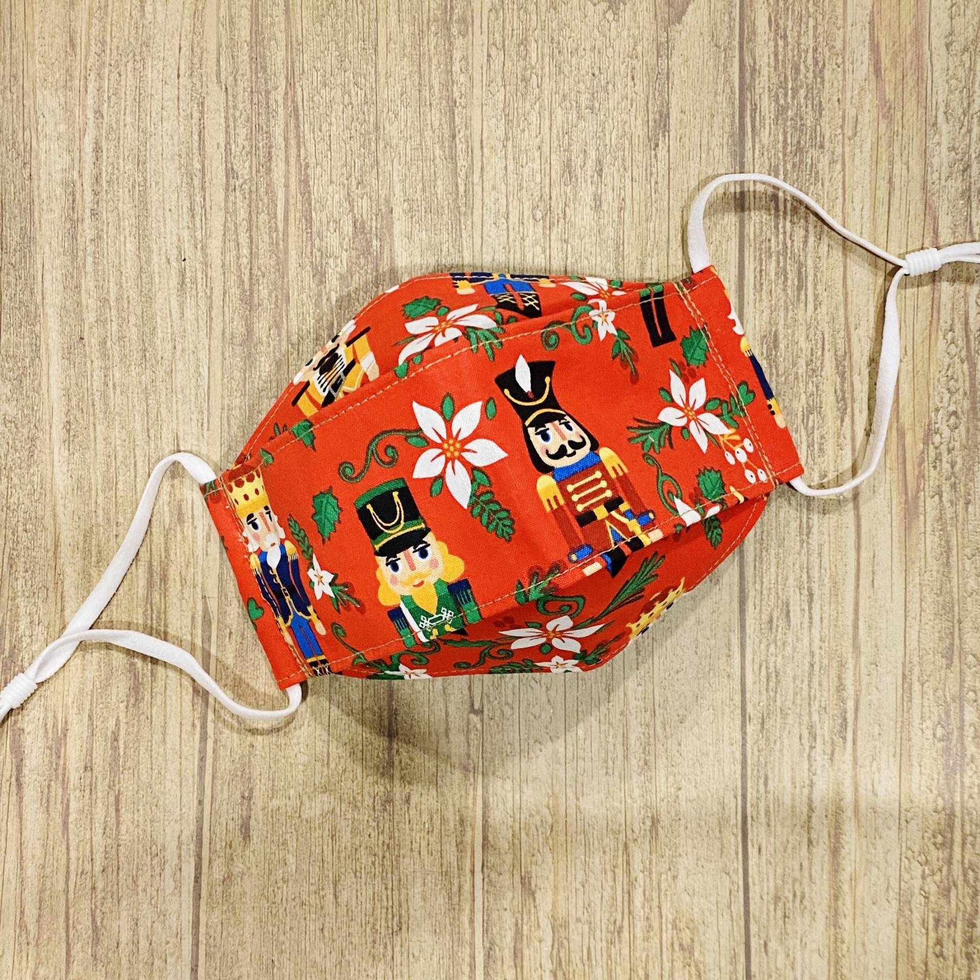 Winter Fun Christmas "Roter Nussknacker" Druck Baumwolle 3-D Gesichtsmaske Winter Fun Christmas "Roter Nussknacker" Druck Baumwolle 3-D Gesichtsmaske von Floralandleaves