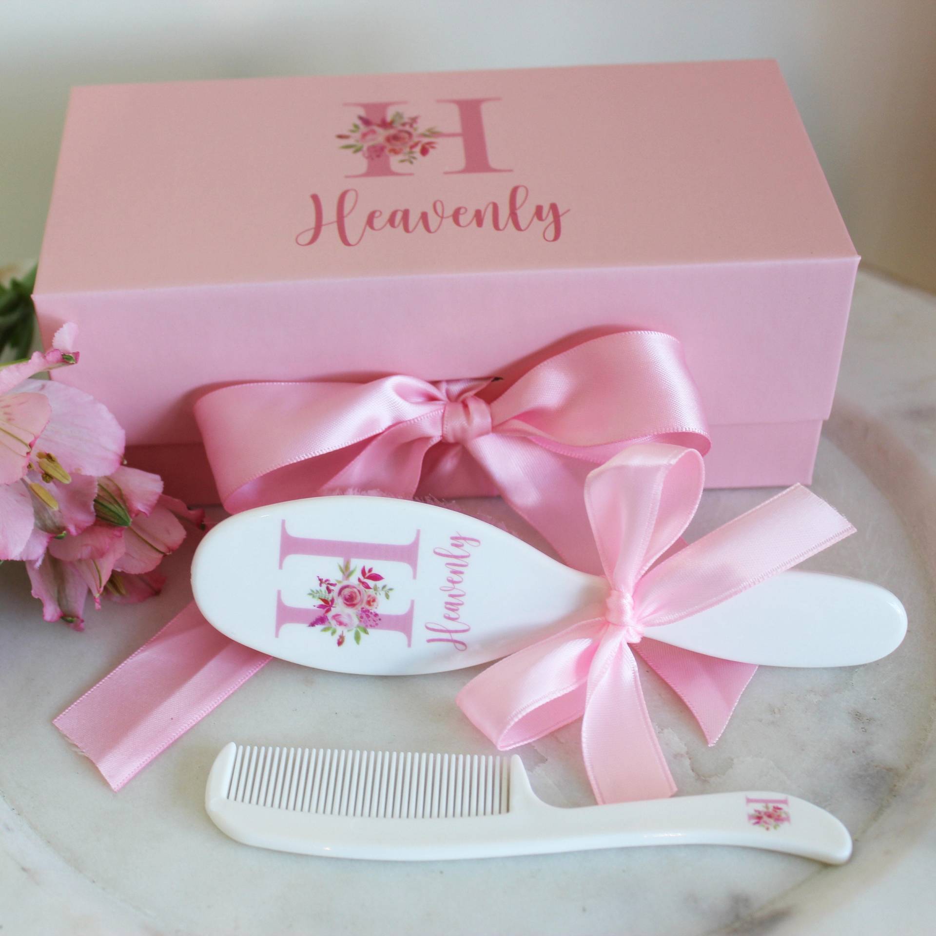 Baby Geschenk Mädchen | Bürste Und Kamm Set Personalisierte Baby-Dusche-Geschenk Babybürste Babypartygeschenk Baby Geschenk Mädchen | Bürste Und Kamm Set Personalisierte Baby-Dusche-Geschenk Babybürste Babypartygeschenk von ForeverPersonalized0