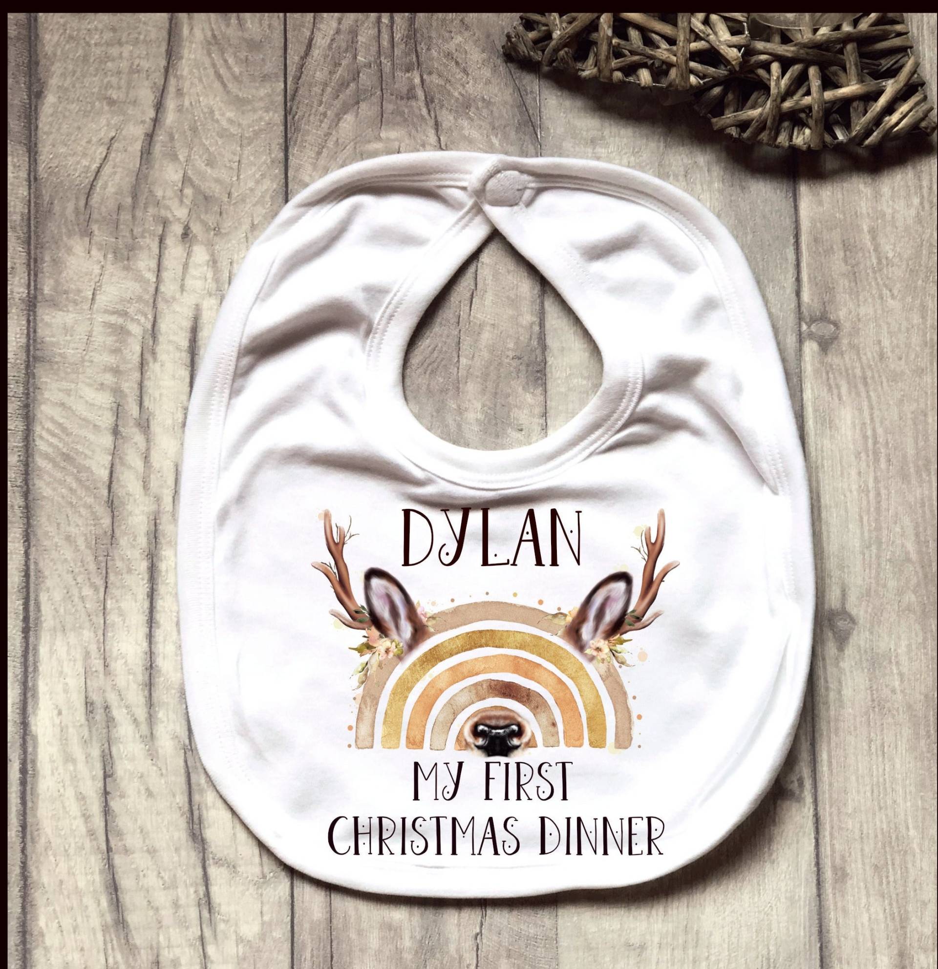 Personalisiertes Baby 1st Xmas Dinner Bib, My First Christmas Es Rentier Rainbow Bib Personalisiertes Baby 1st Xmas Dinner Bib, My First Christmas Es Rentier Rainbow Bib von Forgetmeknotwales