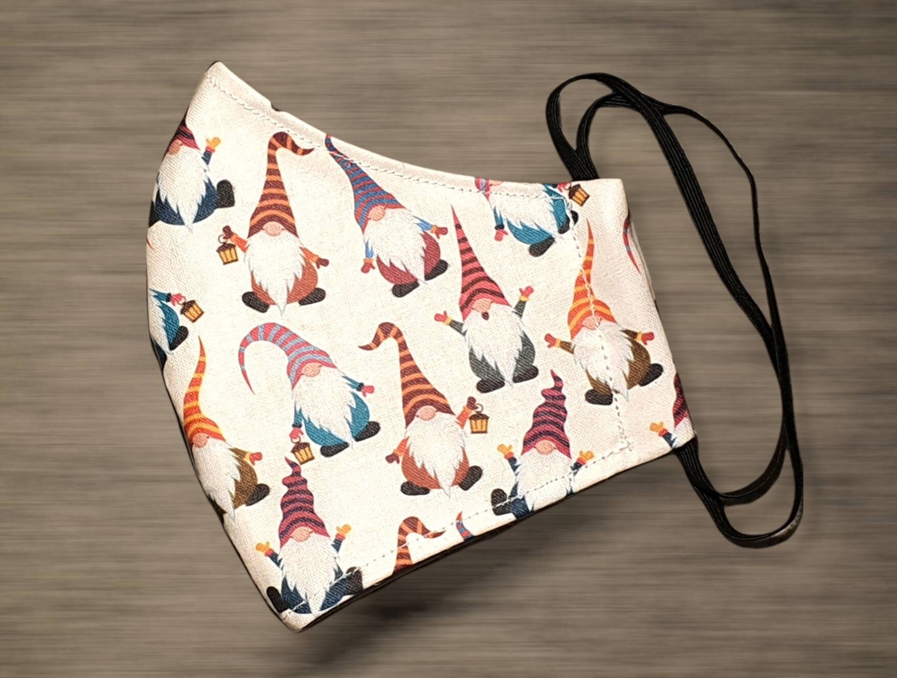 3 Lagen Weihnachts Gonks Gesichtsmaske, Filtertasche, Verstellbare Träger, 100% Baumwolle, Wiederverwendbare Maske, Waschbare Gnome Gesichtsmaske 3 Lagen Weihnachts Gonks Gesichtsmaske, Filtertasche, Verstellbare Träger, 100% Baumwolle, Wiederverwendbare Maske, Waschbare Gnome Gesichtsmaske von FrancescaWhyteUk
