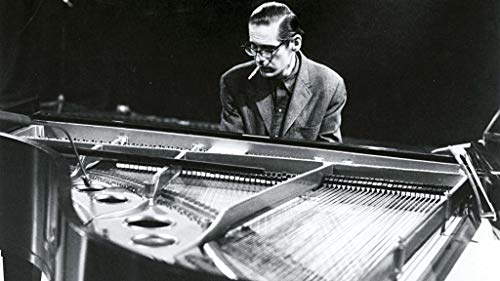 Poster Bill Evans Pianistik, Schwarz / Weiß, Zigarette Jazz Piano Poster Bill Evans Pianistik, Schwarz / Weiß, Zigarette Jazz Piano von French Unicorn