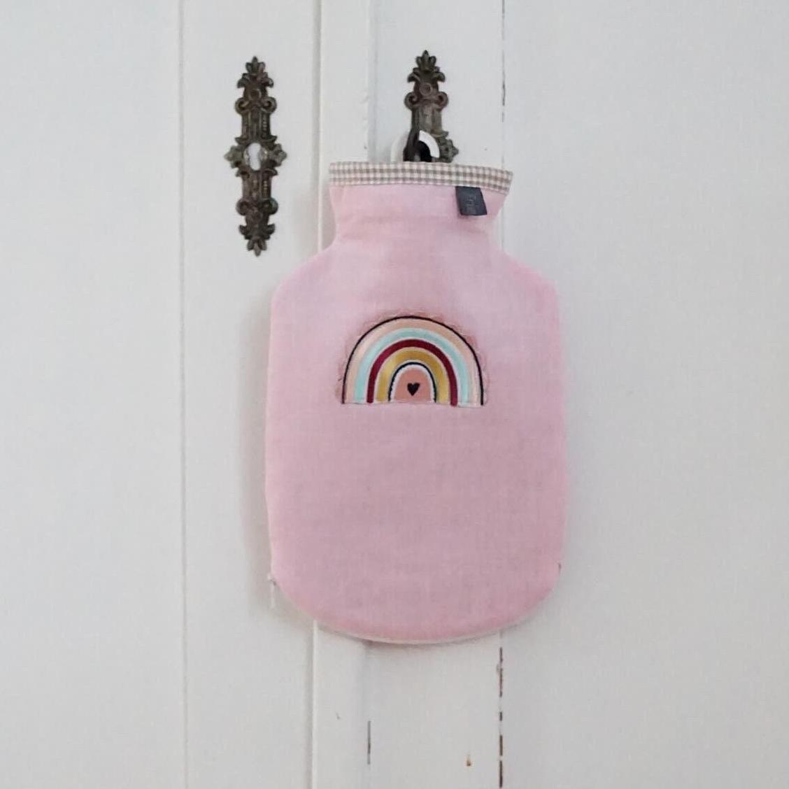 Wärmflaschenbezug Baby Kind 0, 8 L Wärmflasche Mädchen Leinen Rosa Regenbogen Applikation Wärmflaschenbezug Baby Kind 0, 8 L Wärmflasche Mädchen Leinen Rosa Regenbogen Applikation von FriedasManufactory