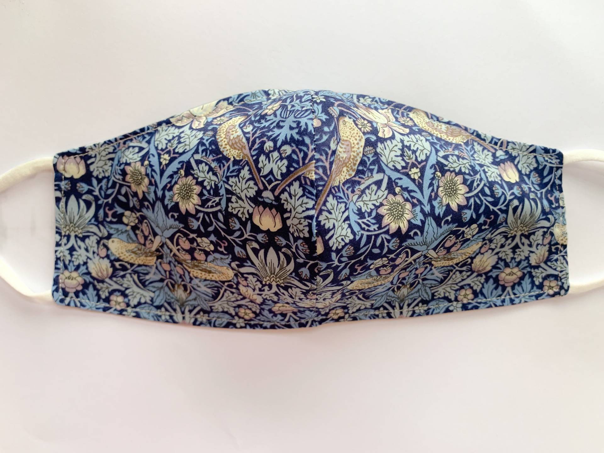 Liberty Druck Gesichtsmaske, Verstellbare Maske, Atmungsaktive Print Rote Erwachsene Erdbeerdieb Tana Liberty Druck Gesichtsmaske, Verstellbare Maske, Atmungsaktive Print Rote Erwachsene Erdbeerdieb Tana von FroMeIIU