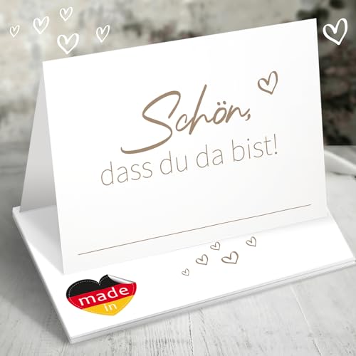 Tischkarten Hochzeit & Geburtstag Braun - 50 Stück 'Schön, dass du da bist' - Platzkarten Hochzeit, Namenskarten zum selber Beschriften mit Herz - Ideal für Festliche Anlässe - Hochzeitsdeko Tischdeko Tischkarten Hochzeit & Geburtstag Braun - 50 Stück 'Schön, dass du da bist' - Platzkarten Hochzeit, Namenskarten zum selber Beschriften mit Herz - Ideal für Festliche Anlässe - Hochzeitsdeko Tischdeko von Funke & Brand