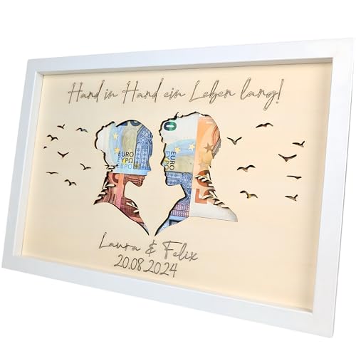 Geldgeschenk Hochzeit - Personalisiertes Holz Brautpaar - Einzigartiges Hochzeitsgeschenk für Brautpaar oder Geschenk Freundin Geburtstagsgeschenk - Text und Datum auswählbar - Bilderrahmen Geldgeschenk Hochzeit - Personalisiertes Holz Brautpaar - Einzigartiges Hochzeitsgeschenk für Brautpaar oder Geschenk Freundin Geburtstagsgeschenk - Text und Datum auswählbar - Bilderrahmen von G U T H E Lifestyle