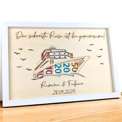Geldgeschenk Hochzeit aus Holz Schiff personalisiert - Einzigartiges dekoratives Hochzeitsgeschenk für Brautpaar oder Geschenk Freundin Geburtstag - Text und Hochzeitsdatum auswählbar - Bilderrahmen Geldgeschenk Hochzeit aus Holz Schiff personalisiert - Einzigartiges dekoratives Hochzeitsgeschenk für Brautpaar oder Geschenk Freundin Geburtstag - Text und Hochzeitsdatum auswählbar - Bilderrahmen von G U T H E Lifestyle