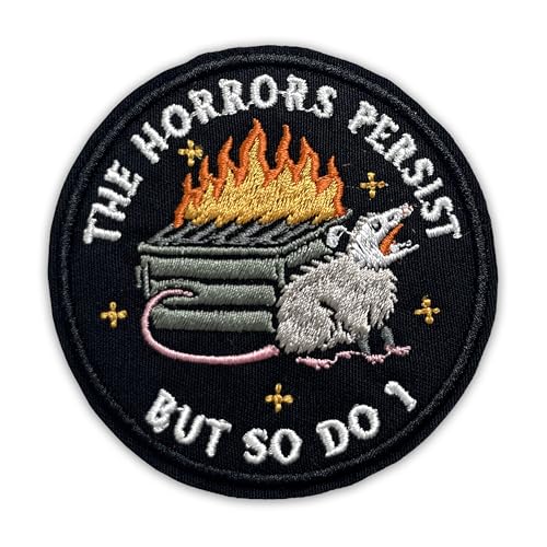 Aufnäher mit Aufschrift "The Horrors Persist But So I Do", 7,6 cm, lustiger Opossum, niedlicher Dumpster, Feuer-Humor, zum Aufbügeln oder Aufnähen, Stickerei-Applikation, für Trucker, Hut, Kleidung Aufnäher mit Aufschrift "The Horrors Persist But So I Do", 7,6 cm, lustiger Opossum, niedlicher Dumpster, Feuer-Humor, zum Aufbügeln oder Aufnähen, Stickerei-Applikation, für Trucker, Hut, Kleidung von GELATUDU