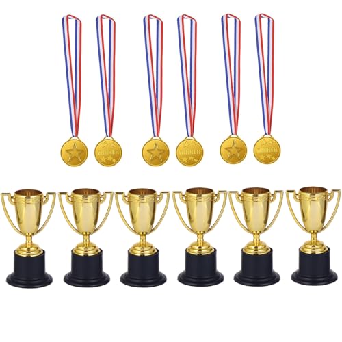 Mini-Trophäen, Medaillen, Trophäenbecher, 12-teilige Mini-Trophäen und goldene Gewinnermedaillen aus Kunststoff mit Band-Halsketten-Medaillen-Set, perfekt für Wettbewerbe, Sport und Party-Belohnungen Mini-Trophäen, Medaillen, Trophäenbecher, 12-teilige Mini-Trophäen und goldene Gewinnermedaillen aus Kunststoff mit Band-Halsketten-Medaillen-Set, perfekt für Wettbewerbe, Sport und Party-Belohnungen von GETJOY