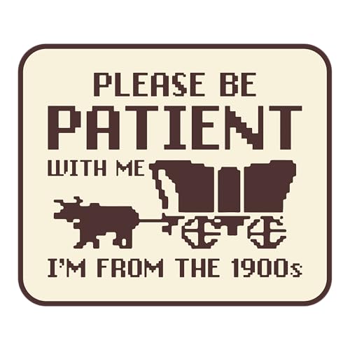 Aufnäher mit Aufschrift "Please Be Patient with Me I'm from The 1990s", 7,6 cm, Pferdekutsche über den Hügel, Senior, zum Aufbügeln oder Aufnähen, Stickerei-Applikation, für Trucker, Hüte, Kleidung Aufnäher mit Aufschrift "Please Be Patient with Me I'm from The 1990s", 7,6 cm, Pferdekutsche über den Hügel, Senior, zum Aufbügeln oder Aufnähen, Stickerei-Applikation, für Trucker, Hüte, Kleidung von GNAART
