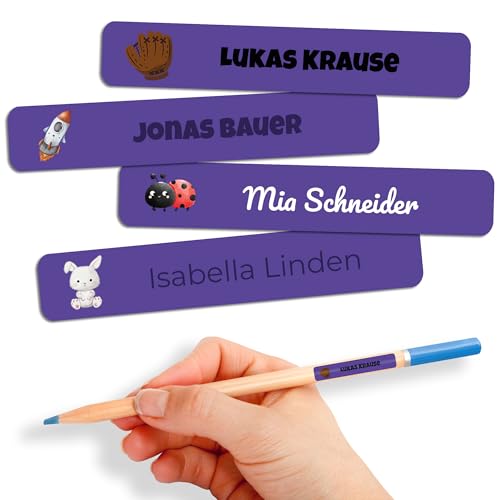 Namensaufkleber Kinder für Schule & Kita 80 Stk. Personalisierte Aufkleber für Kleidung & Spielzeug, Spülmaschinenfest, für Tassen, Trinkflaschen alle Schulsachen, Wasserfest 55x8 mm Dunkelviolett Namensaufkleber Kinder für Schule & Kita 80 Stk. Personalisierte Aufkleber für Kleidung & Spielzeug, Spülmaschinenfest, für Tassen, Trinkflaschen alle Schulsachen, Wasserfest 55x8 mm Dunkelviolett von GP TONER
