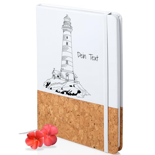 GRAZDesign A5 Notizbuch mit Namen – Leuchtturm Illustration, Kork, Gummiband & Lesebändchen, Tagebuch Geschenk für Männer & Frauen GRAZDesign A5 Notizbuch mit Namen – Leuchtturm Illustration, Kork, Gummiband & Lesebändchen, Tagebuch Geschenk für Männer & Frauen von GRAZDesign