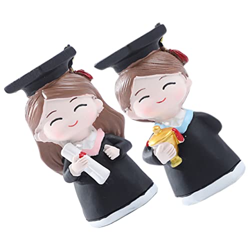 GRIRIW 2Stücke Graduation Cake Decoration Topper Entzückende Resin Figuren Für Abschlussfeier Bachelor Hut Und Doktorhut Kuchen Dekoration Und Dessert Ornamente Für Ihre von GRIRIW