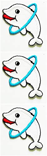 Set 3 Stück Mini kleine weiße Delfine spielen Gummiringe Ozean Fisch Tier Bügelbilder Cartoon Kinder Aufnäher Applikationen bestickt Patch Abzeichen Dekorieren Reparatur Flicken Babykleidung (09) von GS912 Mini Small Cartoon Patches