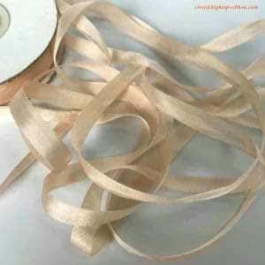 7 mm, 10 bis 50 m pro Rolle, 100% natürliches Seidensatin-Taftband, einfarbig für Stickmuster, Versand-95-1-100 m 7 mm, 10 bis 50 m pro Rolle, 100% natürliches Seidensatin-Taftband, einfarbig für Stickmuster, Versand-95-1-100 m von GTYFRD