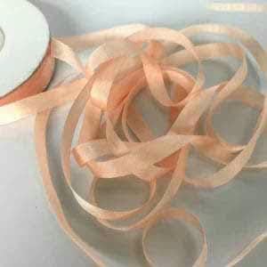 7 mm, 10 bis 50 m pro Rolle, 100% natürliches Seidensatin-Taftband, einfarbig für Stickmuster, Versand 95–100 m 7 mm, 10 bis 50 m pro Rolle, 100% natürliches Seidensatin-Taftband, einfarbig für Stickmuster, Versand 95–100 m von GTYFRD