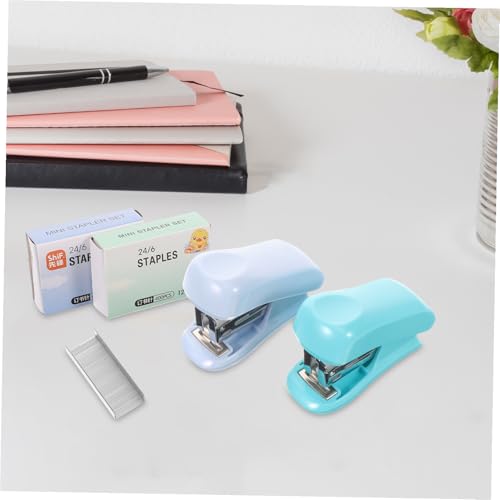 Gadpiparty 2 Sätze Heftgeräte Stapelsicher Stabil für Büro und Schule Handlicher Mini Hefter in Blau und Grün für Papierbindung und Schreibtisch Zubehör Gadpiparty 2 Sätze Heftgeräte Stapelsicher Stabil für Büro und Schule Handlicher Mini Hefter in Blau und Grün für Papierbindung und Schreibtisch Zubehör von Gadpiparty