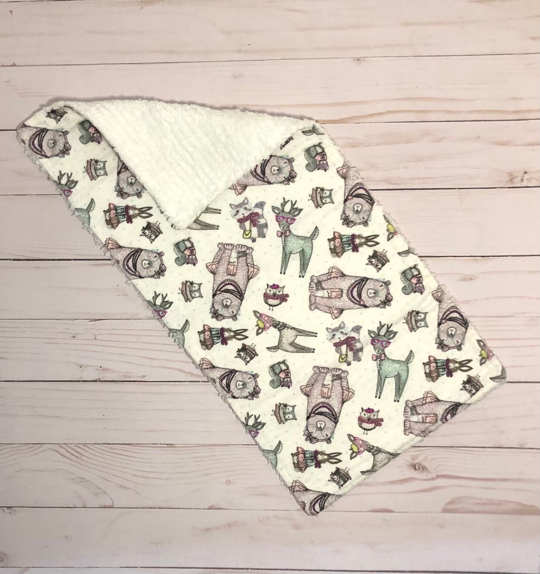 Baby Spucktuch Mit Waldtieren Verkleidet - Aus Baumwolle Für Mädchen Waldtier Geschenk Zur Geburt Fütterungs Zubehör von GainseyandCo