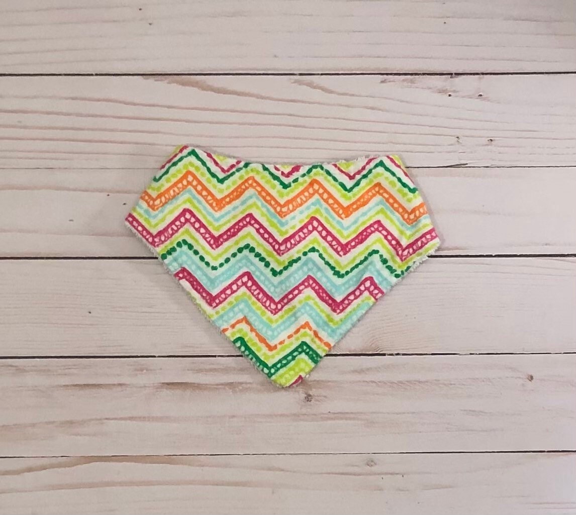 Baumwoll-Bandana-Lätzchen Für Baby-Mädchen Mit Buntem Zick-Zack-Druck - Druckknopf-Lätzchen Babypartygeschenk Sabber-Lätzchen Babys Baumwoll-Bandana-Lätzchen Für Baby-Mädchen Mit Buntem Zick-Zack-Druck - Druckknopf-Lätzchen Babypartygeschenk Sabber-Lätzchen Babys von GainseyandCo