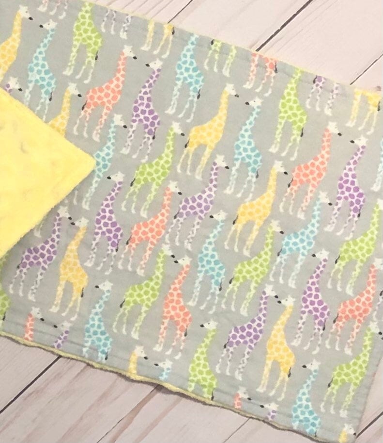 Giraffen Print Spucktuch Für Neugeborene Baby - Süßes Geschenk Handgemachtes Mädchen Junge von GainseyandCo