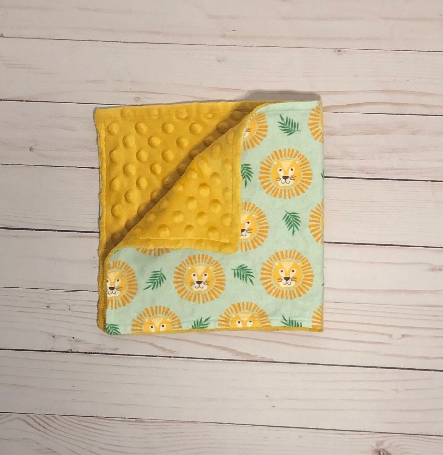 Spucktuch Mit Goldgelbem Minky Für Junge Oder Mädchen. Babyparty Baby Sprinkle Geschenkidee. Rülpsende Babys Essentials Spucktuch Mit Goldgelbem Minky Für Junge Oder Mädchen. Babyparty Baby Sprinkle Geschenkidee. Rülpsende Babys Essentials von GainseyandCo