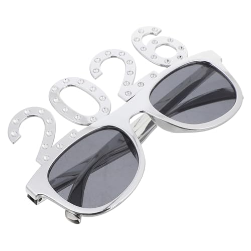 Garneck Partybrille Silberne Zahlen Sonnenbrille mit Funkelnden Pc Material Leicht Robust für Silvester Abschluss Geburtstag Vielseitiges Partyzubehör Fotorequisiten Garneck Partybrille Silberne Zahlen Sonnenbrille mit Funkelnden Pc Material Leicht Robust für Silvester Abschluss Geburtstag Vielseitiges Partyzubehör Fotorequisiten von Garneck