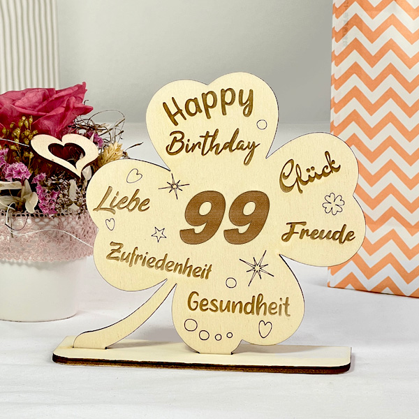 Glücks-Kleeblatt 99. Geburtstag, gravierter Holzaufsteller mit lieben Wünschen & Fuß als Deko & Geschenk Glücks-Kleeblatt 99. Geburtstag, gravierter Holzaufsteller mit lieben Wünschen & Fuß als Deko & Geschenk von Geburtstagsfee