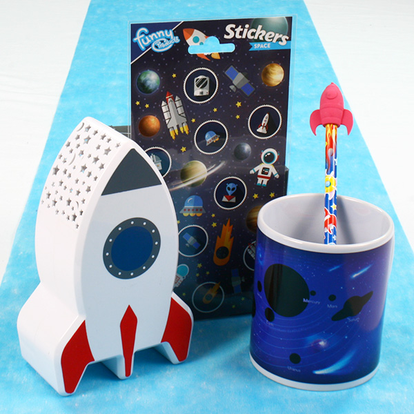Weltraum Geschenkset, 4-tlg. mit Lampe, Tasse, Bleistift & Sticker Weltraum Geschenkset, 4-tlg. mit Lampe, Tasse, Bleistift & Sticker von Geburtstagsfee