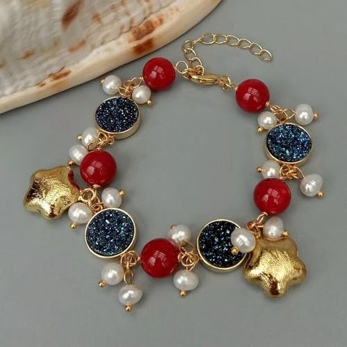 Armband aus weißen Zuchtperlen, blauem Titan, Drusen und roten Korallen Armband aus weißen Zuchtperlen, blauem Titan, Drusen und roten Korallen von Generic