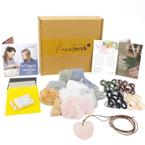 Generisch Speckstein Set, 43 teilig: 12 Speckstein Amulette, 12 Baumwollbänder, 15 Schleifpapier Blättchen, 3 Glanzöl Tubes, bebilderte Schritt-für-Schritt-Anleitung, von Generisch