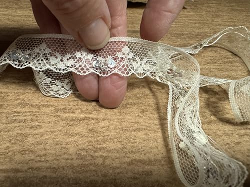 Spitzenbordüre, gewellt, Meterware, Blumenmuster, cremefarben mit silbernen Pailletten von Generisch