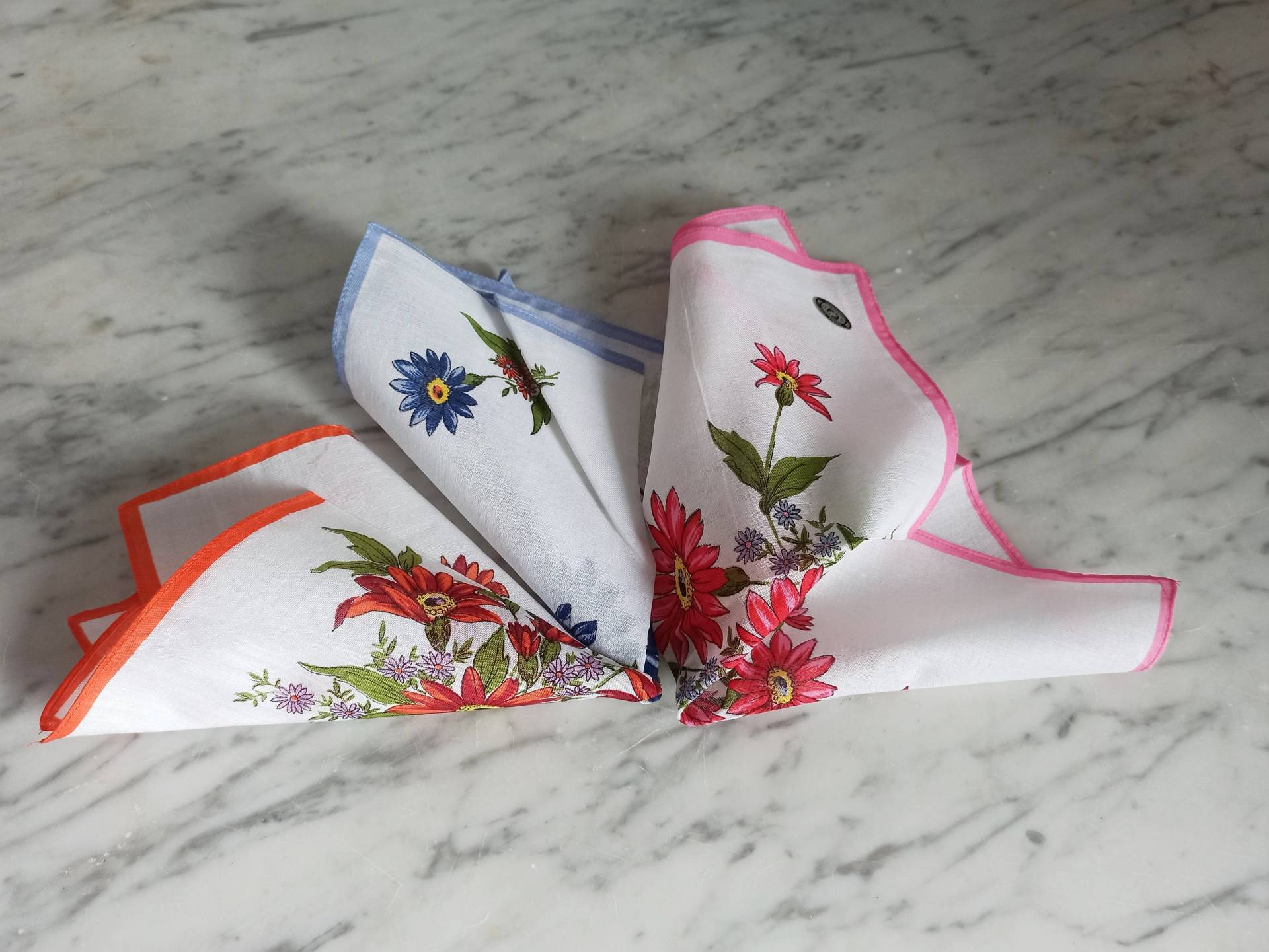 3 Vintage Taschentücher/Damentaschentücher Aus Baumwolle Stofftaschentücher Mit Blumen Zero Waste Double Fish von Gernewieder