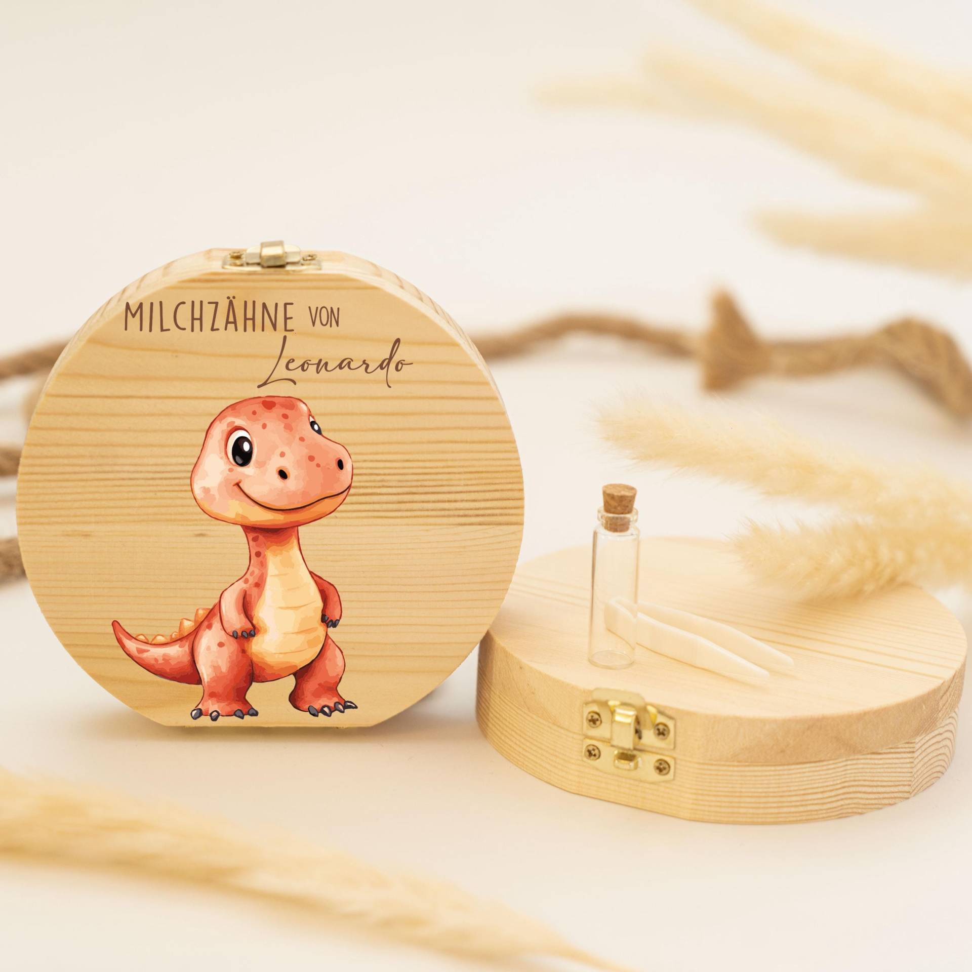 Personalisierte Zahndose Mit Dino-Motiv | Holz Erinnerungsbox Für Milchzähne Geschenk Zur Taufe & Geburt, Milchzähne, Zahnfee Personalisierte Zahndose Mit Dino-Motiv | Holz Erinnerungsbox Für Milchzähne Geschenk Zur Taufe & Geburt, Milchzähne, Zahnfee von GeschenkeFabrikShop