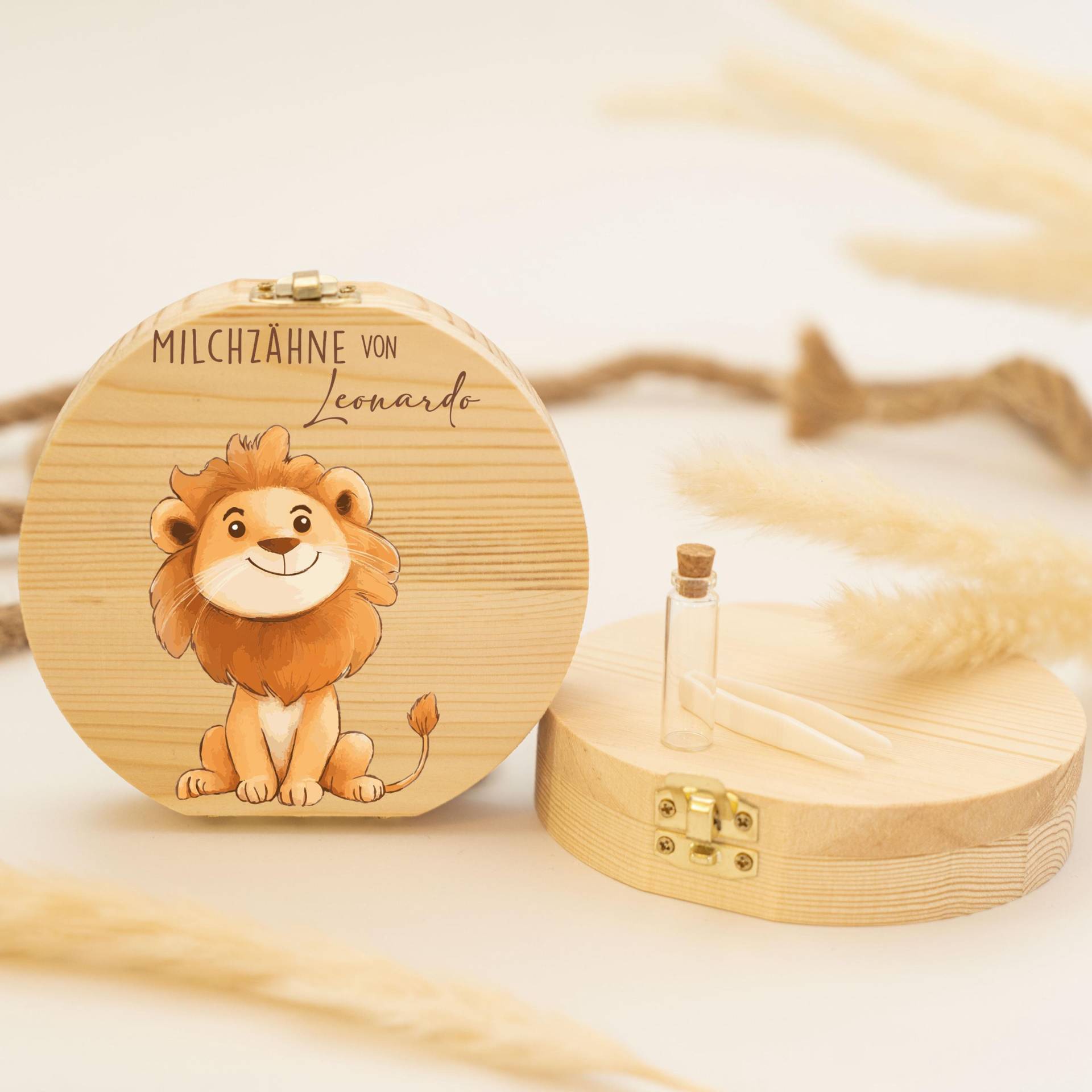 Personalisierte Zahndose Mit Löwenmotiv | Holz Erinnerungsbox Für Milchzähne Geschenk Zur Taufe & Geburt, Milchzähne, Zahnfee Personalisierte Zahndose Mit Löwenmotiv | Holz Erinnerungsbox Für Milchzähne Geschenk Zur Taufe & Geburt, Milchzähne, Zahnfee von GeschenkeFabrikShop