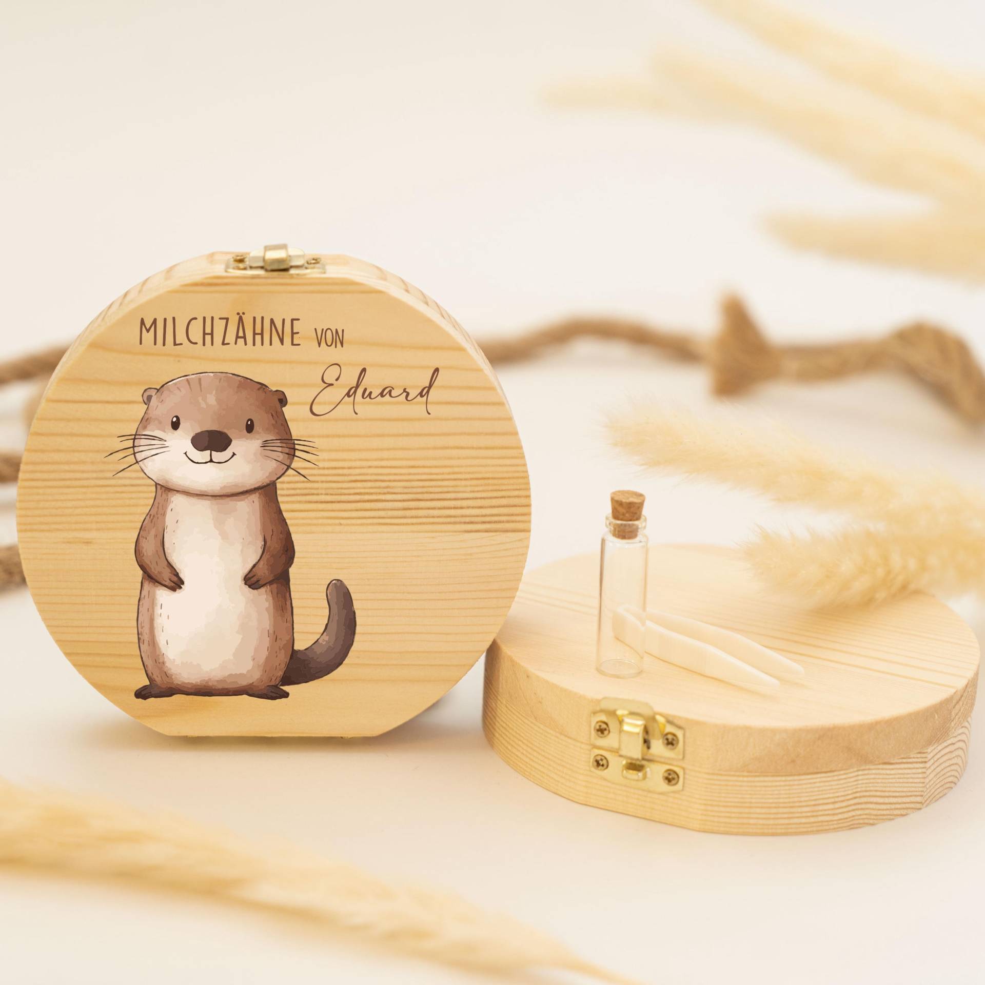Personalisierte Zahndose Mit Otter-Motiv | Holz Erinnerungsbox Für Milchzähne Geschenk Zur Taufe & Geburt, Milchzähne, Zahnfee Personalisierte Zahndose Mit Otter-Motiv | Holz Erinnerungsbox Für Milchzähne Geschenk Zur Taufe & Geburt, Milchzähne, Zahnfee von GeschenkeFabrikShop