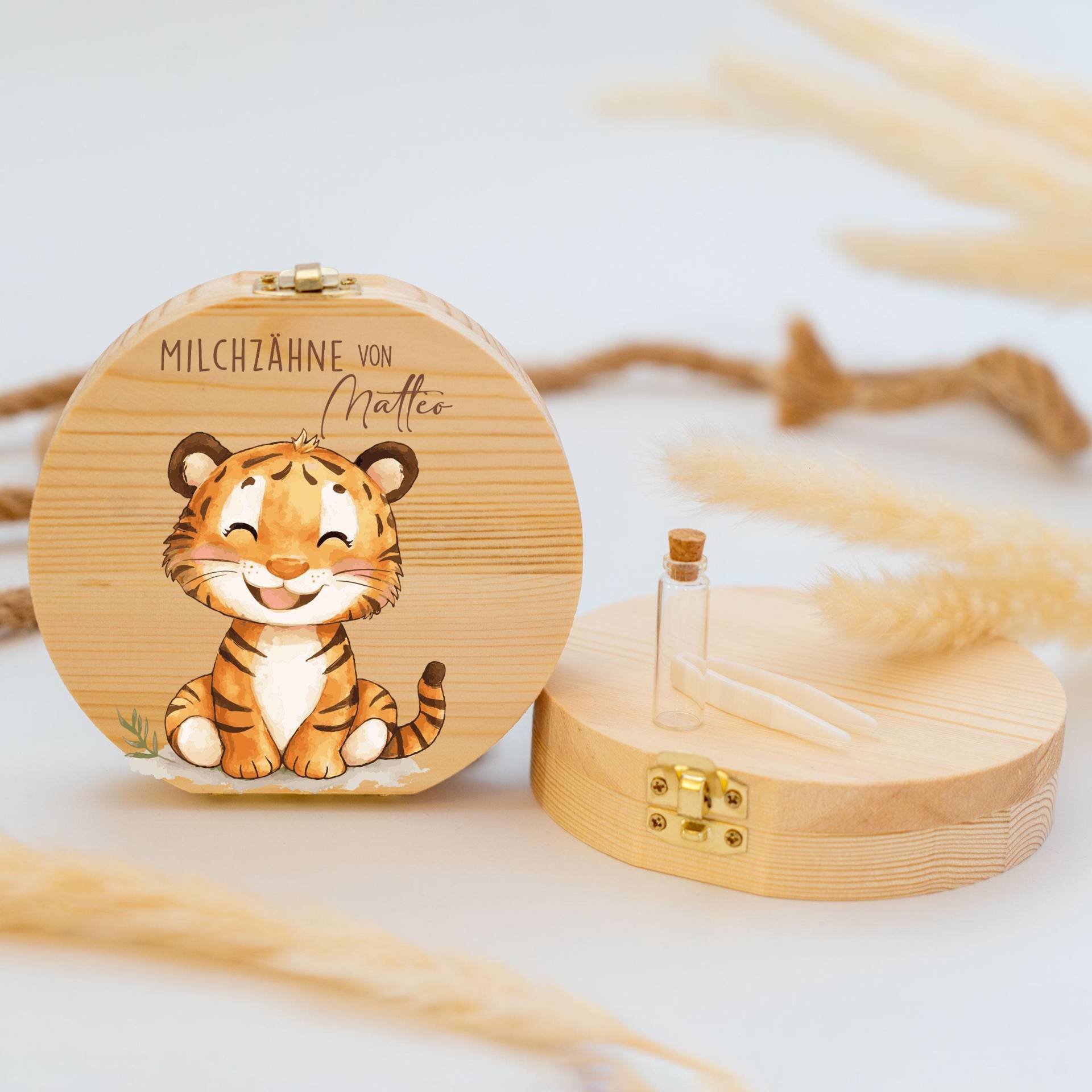 Personalisierte Zahndose Mit Tigermotiv | Holz Erinnerungsbox Für Milchzähne Geschenk Zur Taufe & Geburt, Milchzähne, Zahnfee Personalisierte Zahndose Mit Tigermotiv | Holz Erinnerungsbox Für Milchzähne Geschenk Zur Taufe & Geburt, Milchzähne, Zahnfee von GeschenkeFabrikShop