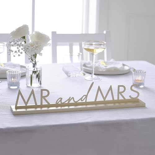 Ginger Ray Gold Metal 'Mr and Mrs' Wedding Table Sign Decoration 7.5cm x 42.5cm von Ginger Ray