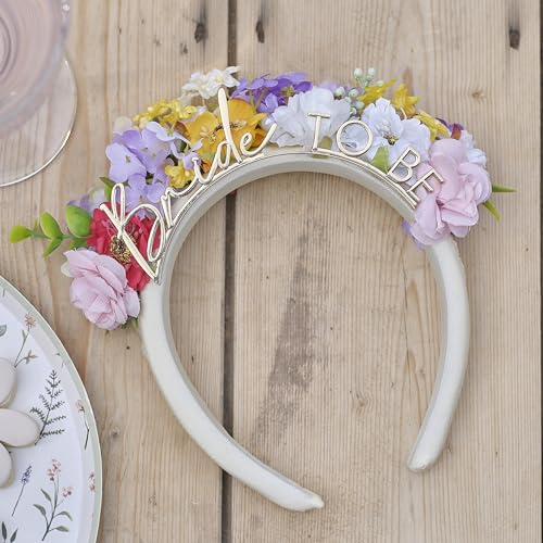 Ginger RayGoldfarbenes Blumenstirnband „Bride to Be“ mit künstlichen Blumen und Blattwerk, tragbar für den Junggesellinnenabschied von Ginger Ray