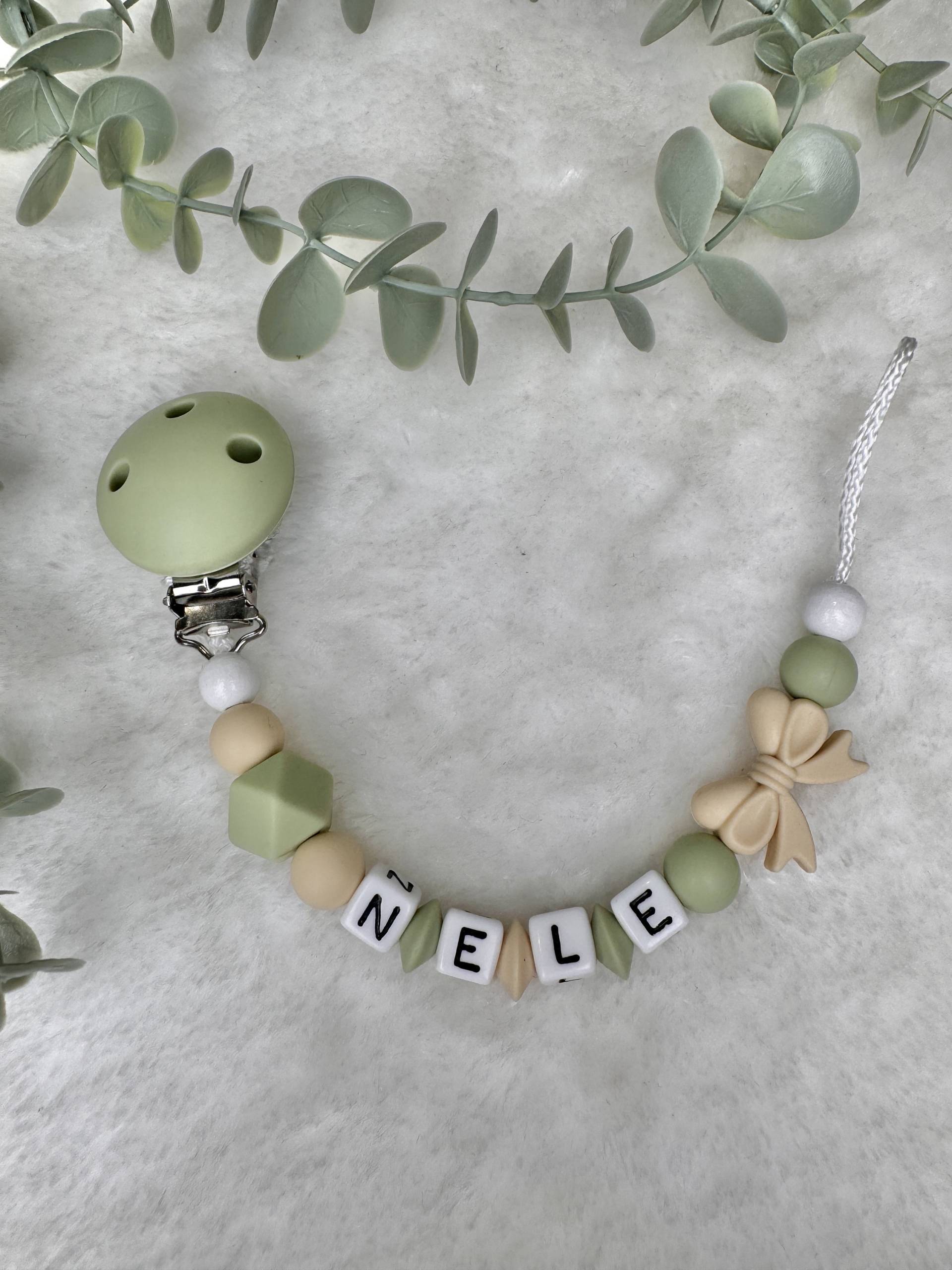 Schnullerkette Mit Namen - Lindgrün Beige, Geschenkidee, Babyparty, Personalisiert, Silikon Schnullerkette Mit Namen - Lindgrün Beige, Geschenkidee, Babyparty, Personalisiert, Silikon von GlamAccessoires